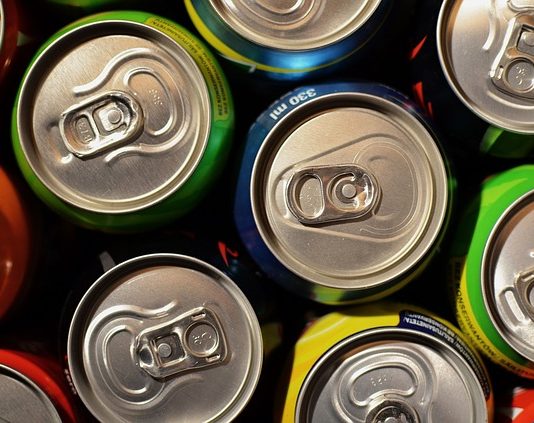 Empresários abrem mão do vidro e lançam cervejas apenas na versão em lata