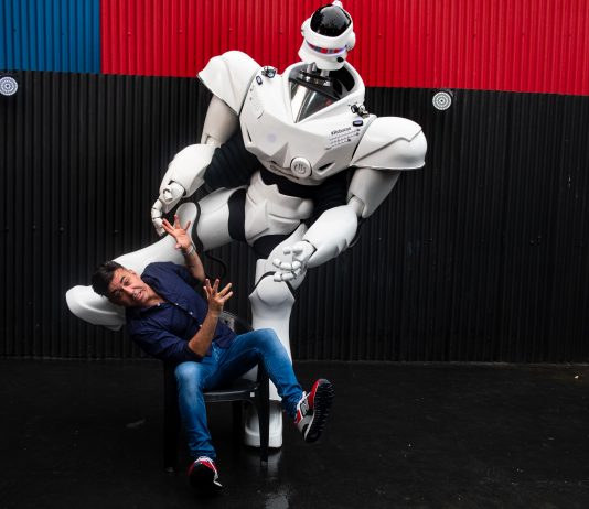 Robozão baiano encanta empreendedores e artistas