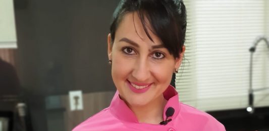 renda extra Mulher segurando negresco bolo doce