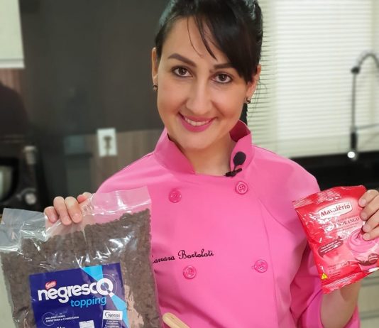 renda extra Mulher segurando negresco bolo doce
