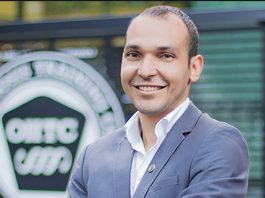 homem braço cruzado