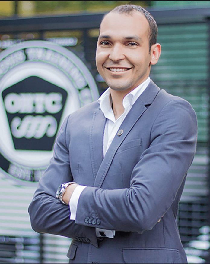 homem braço cruzado