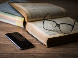 Acompanhar as tendências e atualizar as estratégias tendencias estrategias livro oculos celular ler