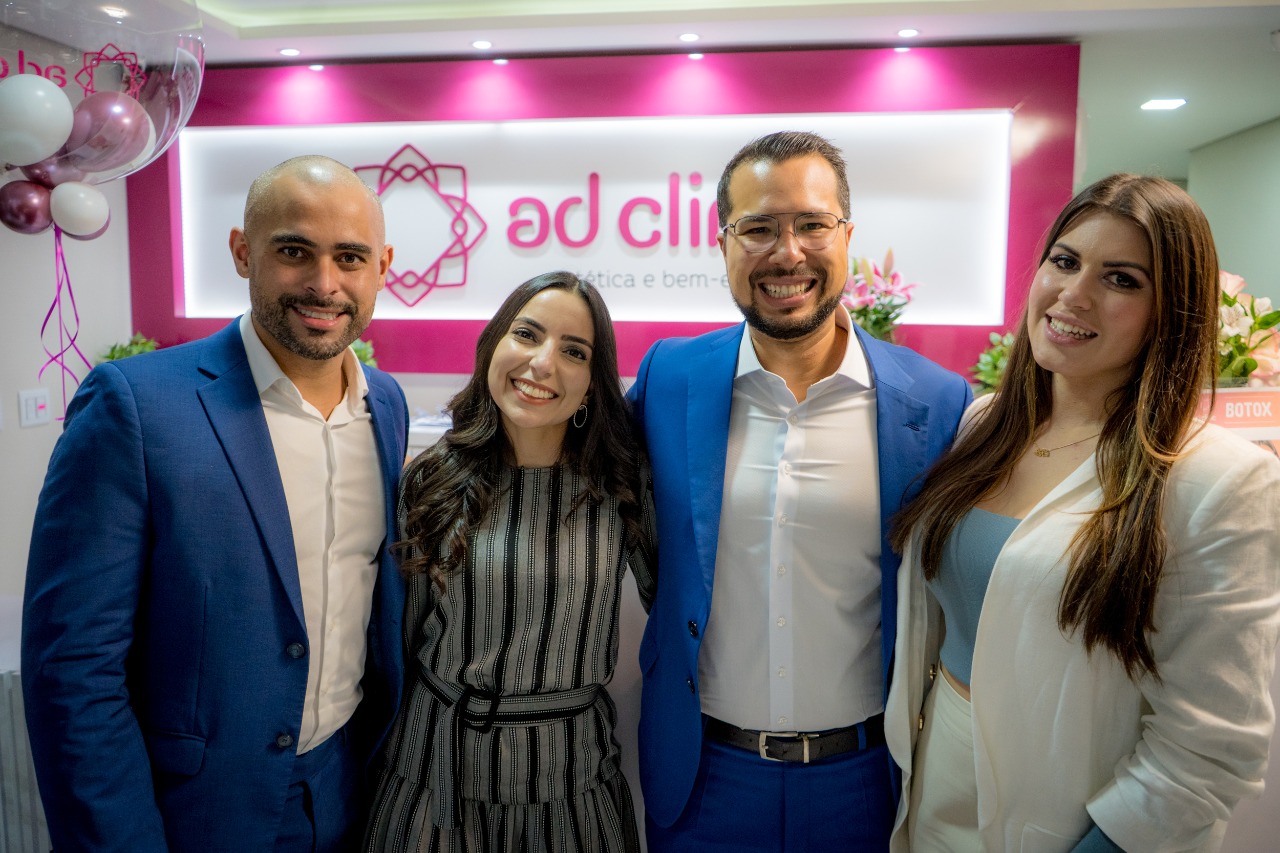 Andressa e Felippe (ao centro), proprietários da nova AD Clinic Santana, junto com os CEOs da rede, Rodrigo e Aline (nas laterais)